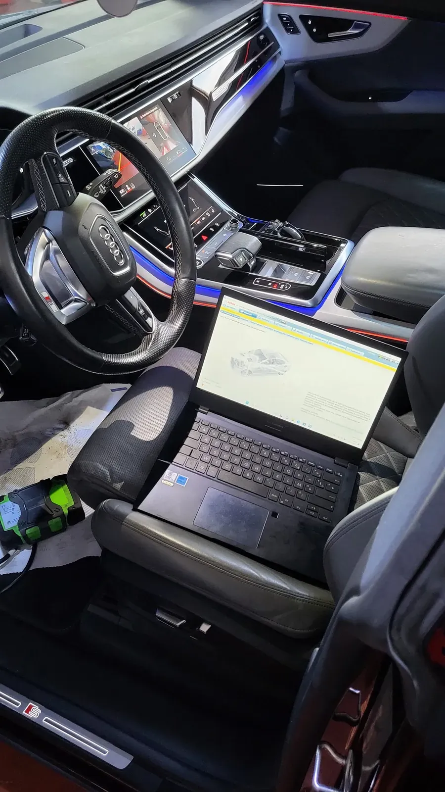 Diagnostic électronique Bosch en cours dans l'habitacle d'une Audi SQ8 chez Direct Motors