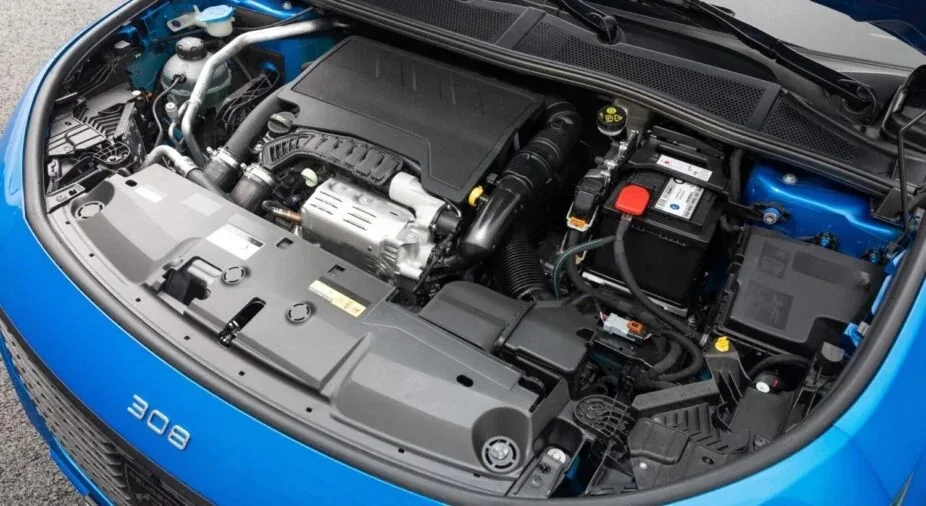 Moteur PureTech sous le capot d'une Peugeot 308
