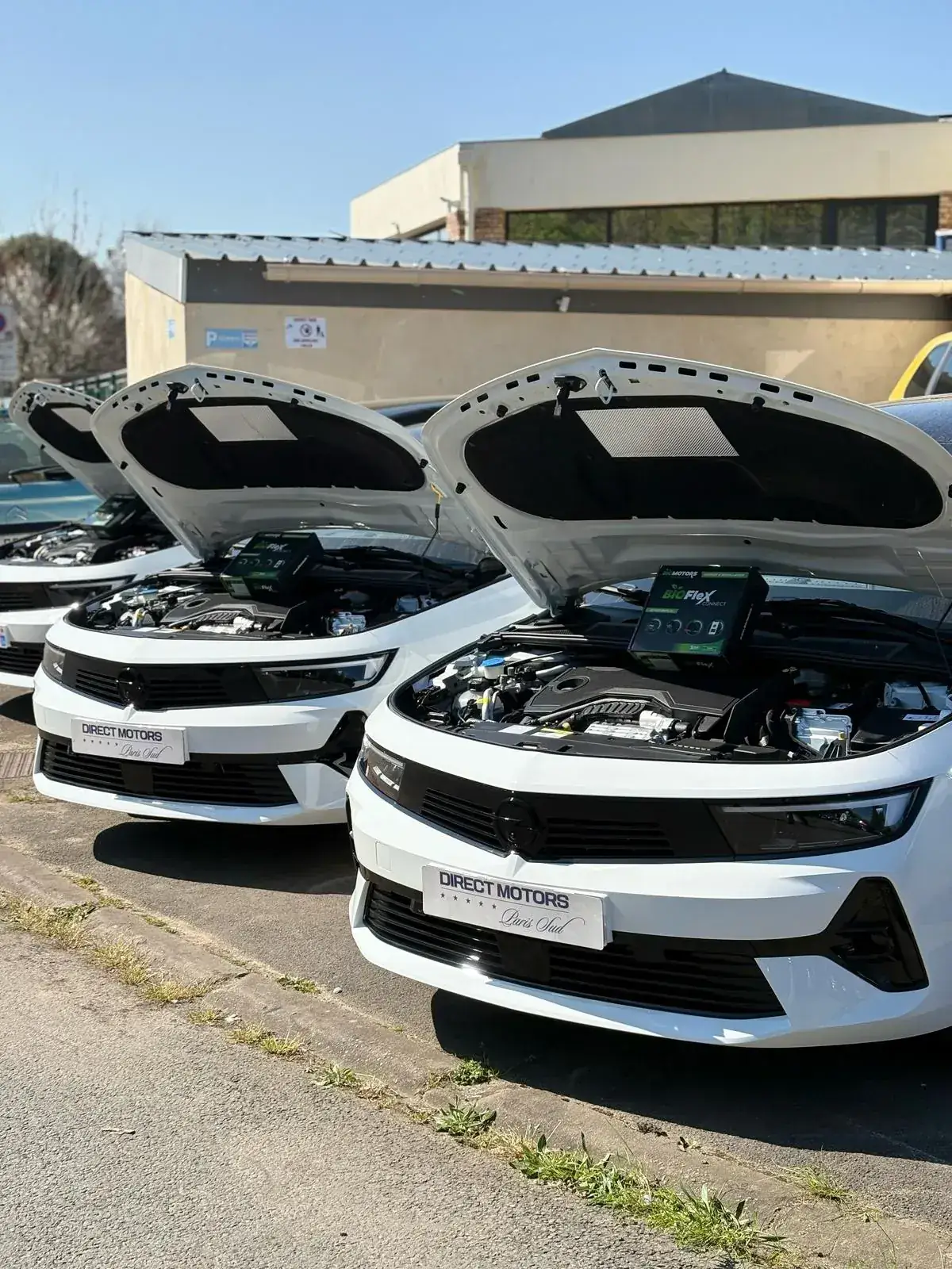 Véhicules essence récents en préparation dans l'atelier Direct Motors à Draveil