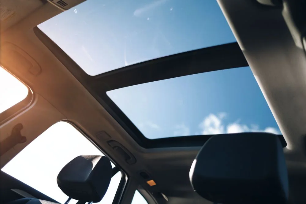 Toit ouvrant panoramique ouvert sur un véhicule — Direct Glass Systems