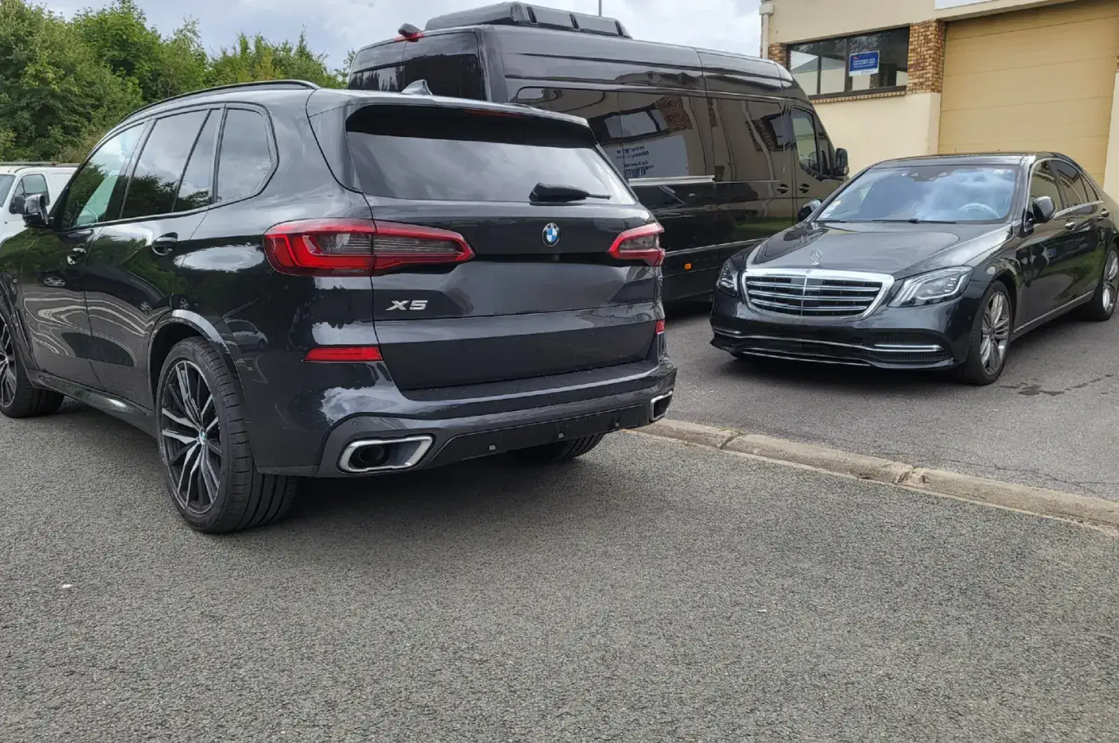 SUV et berline récents devant le garage Direct Motors, véhicules types équipés d'un système SCR AdBlue